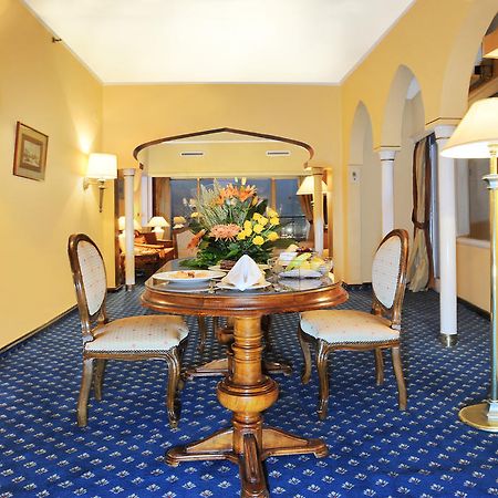 Shepheard Hotel Cairo Interior photo